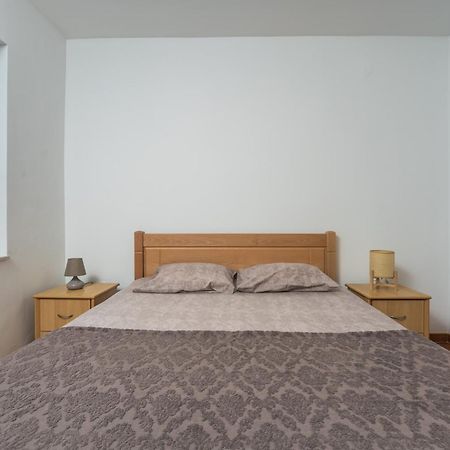 Apartments Franicevic Petrovac Екстер'єр фото
