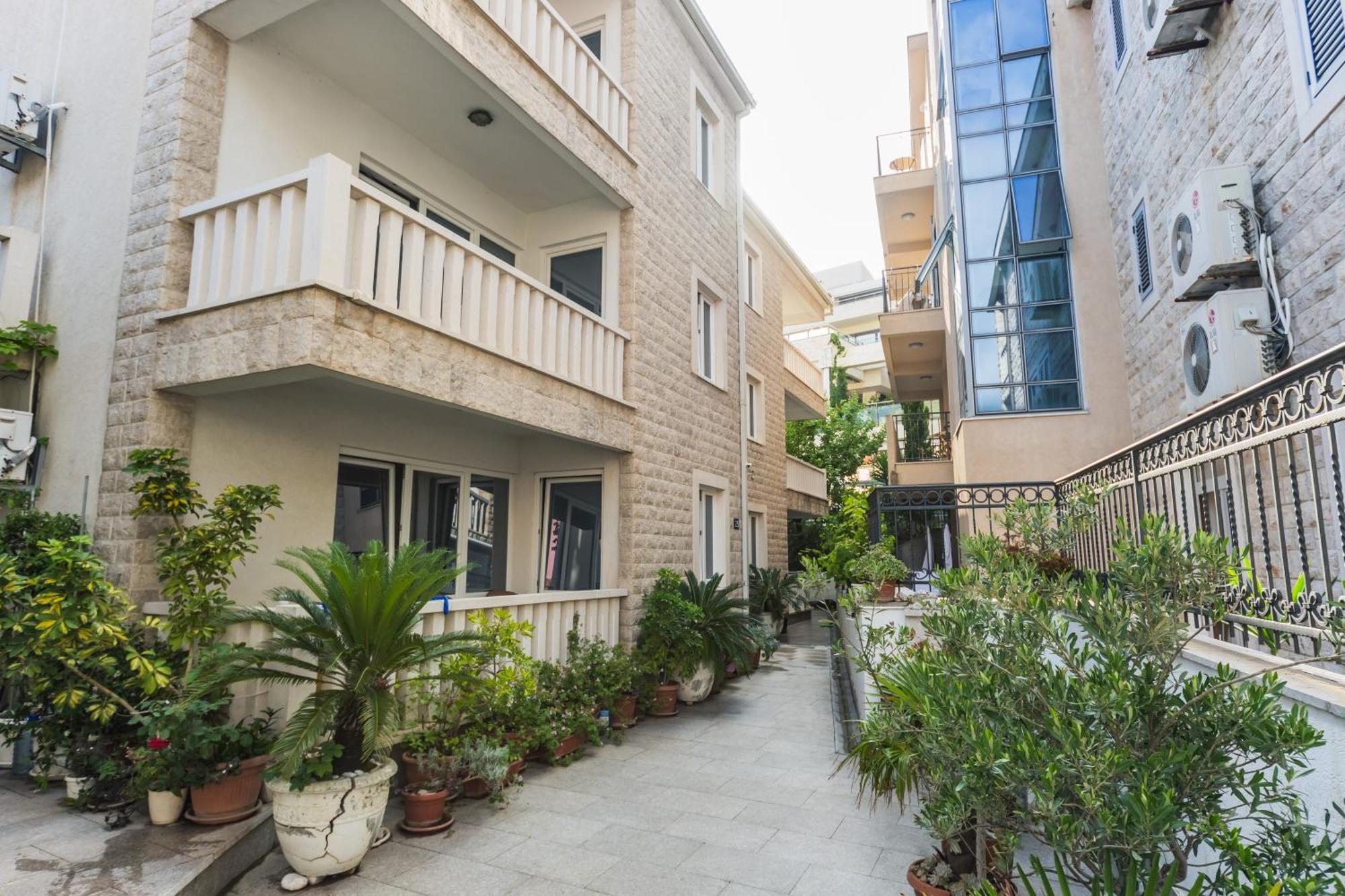 Apartments Franicevic Petrovac Екстер'єр фото