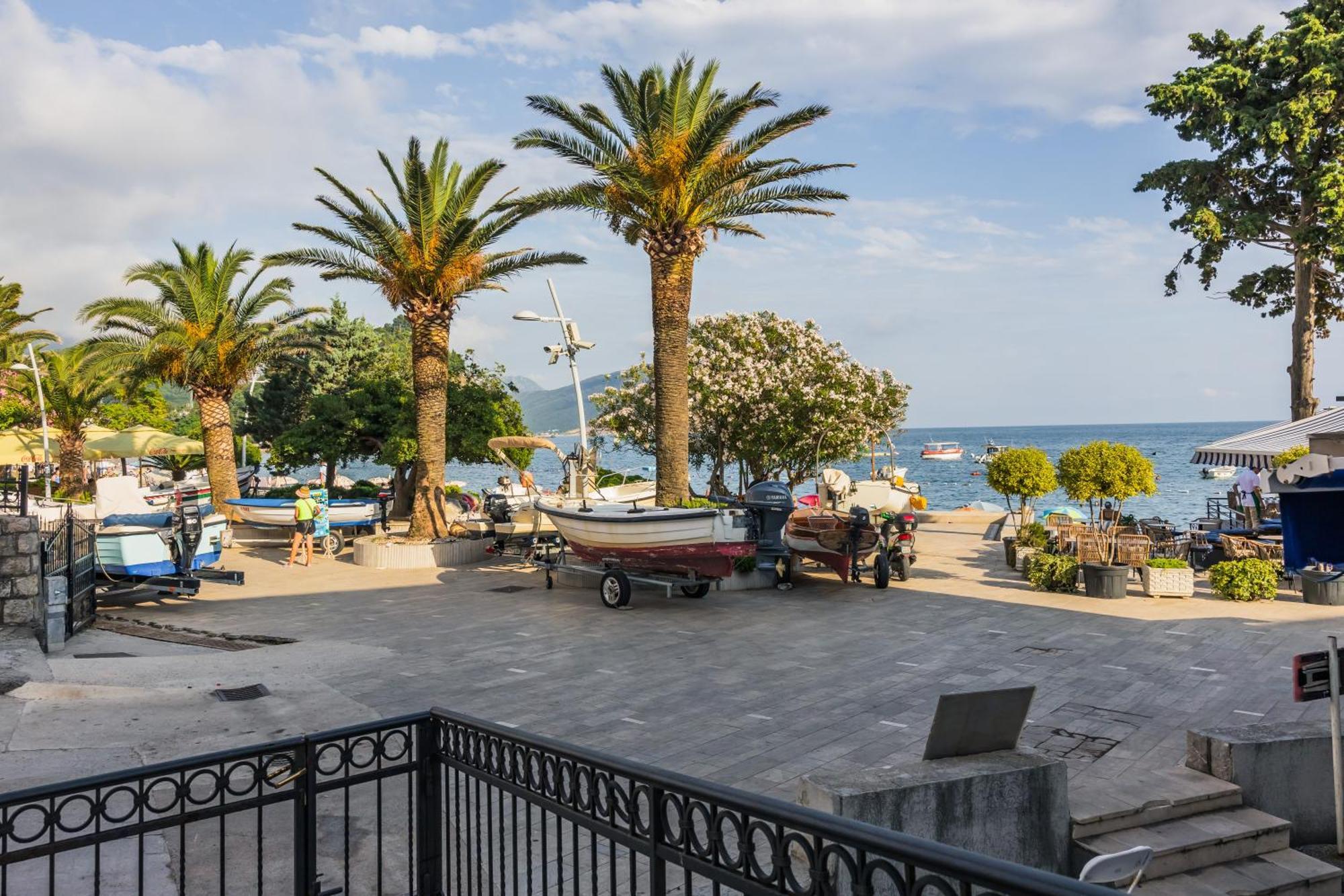 Apartments Franicevic Petrovac Екстер'єр фото