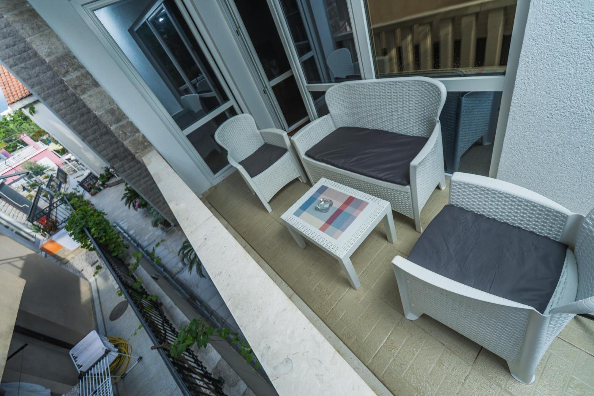 Apartments Franicevic Petrovac Екстер'єр фото