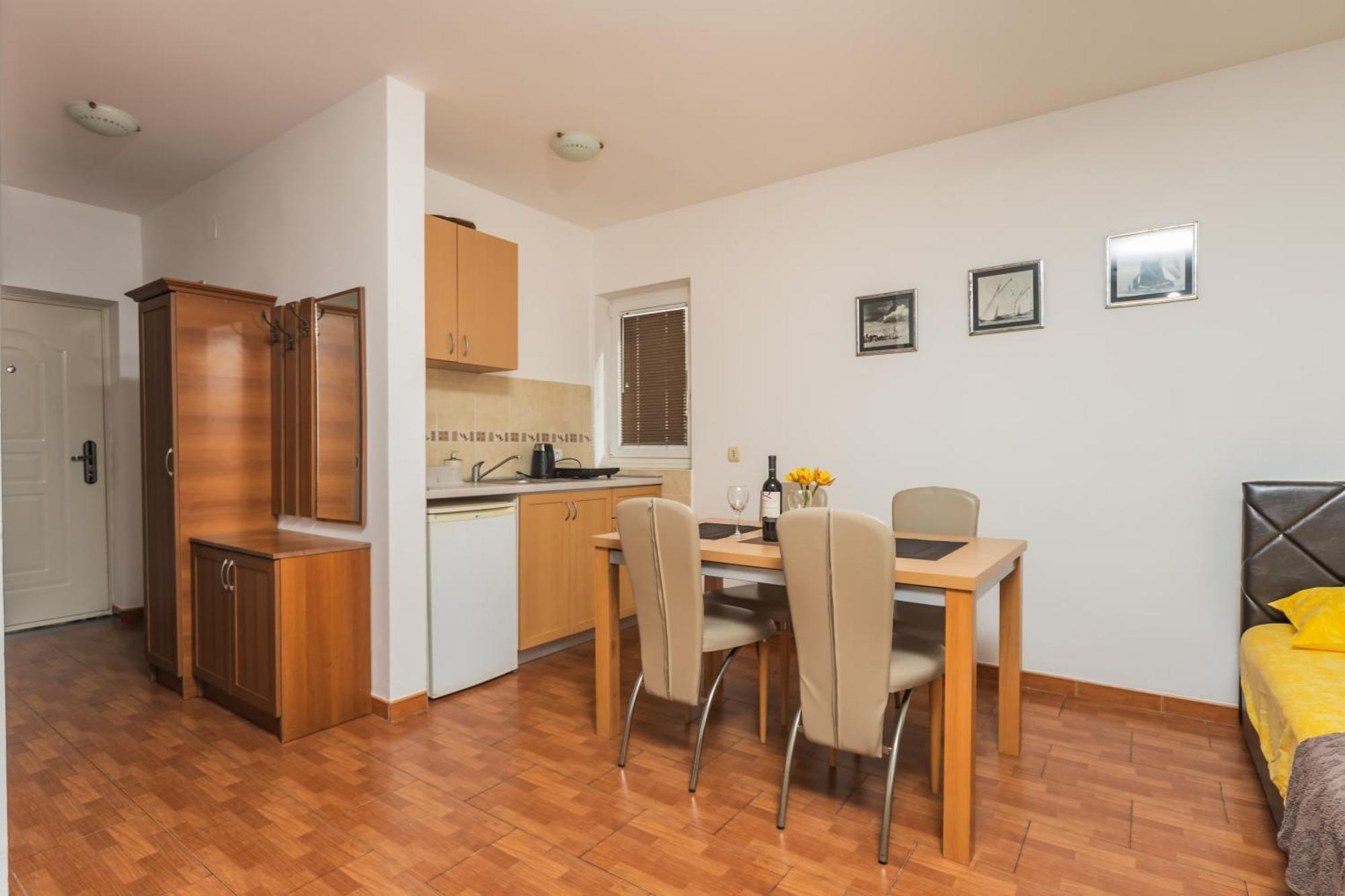 Apartments Franicevic Petrovac Екстер'єр фото