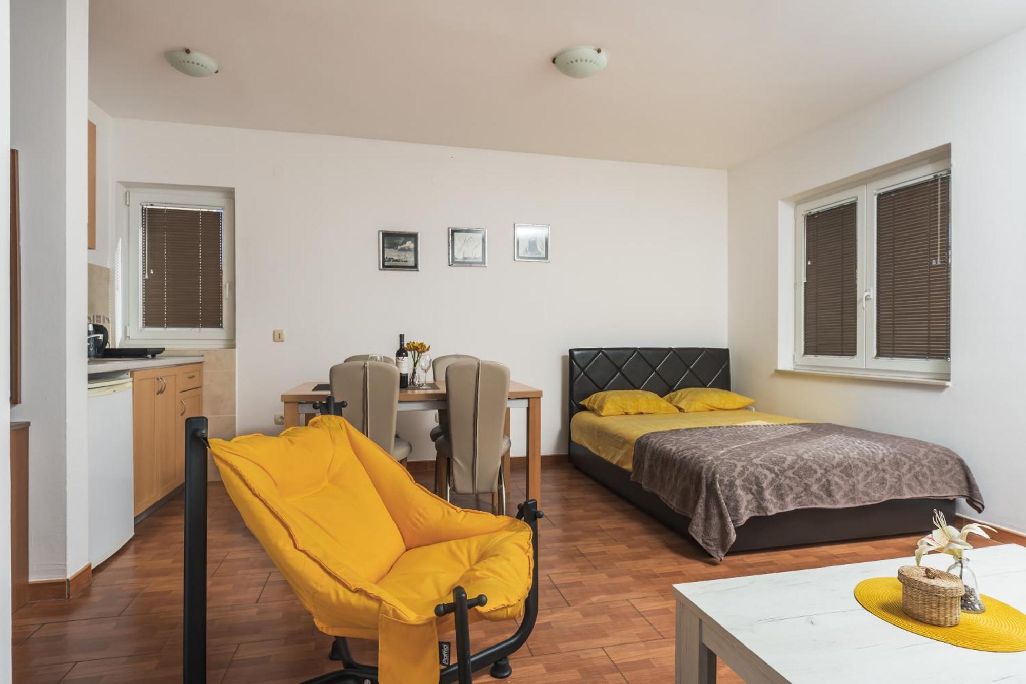 Apartments Franicevic Petrovac Екстер'єр фото