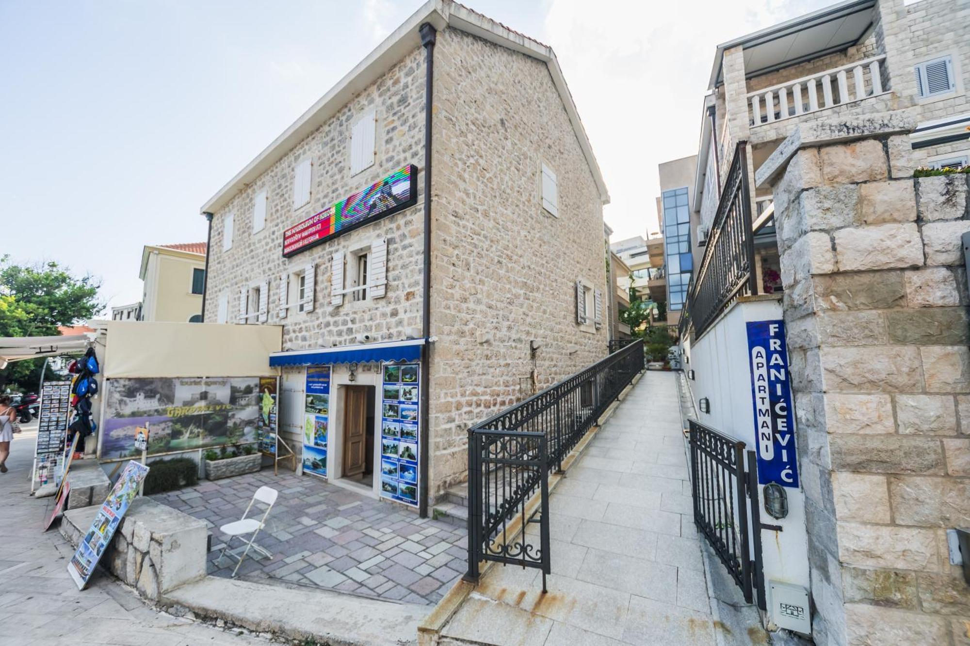 Apartments Franicevic Petrovac Екстер'єр фото
