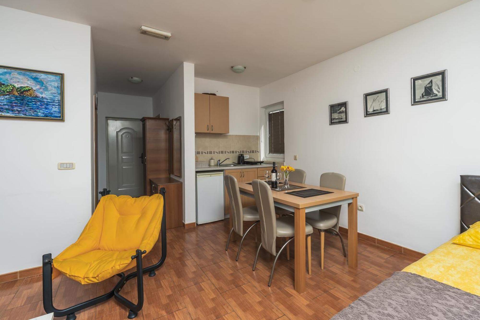 Apartments Franicevic Petrovac Екстер'єр фото