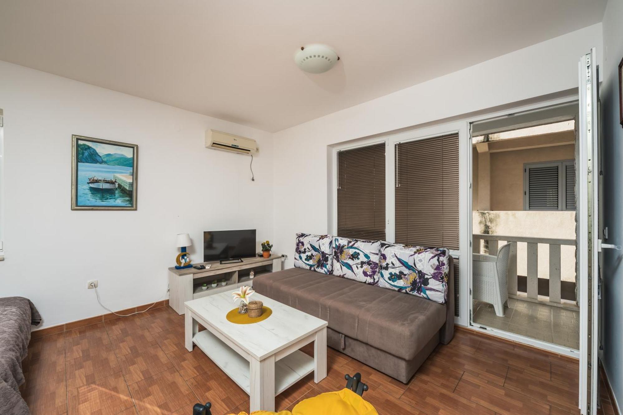 Apartments Franicevic Petrovac Екстер'єр фото