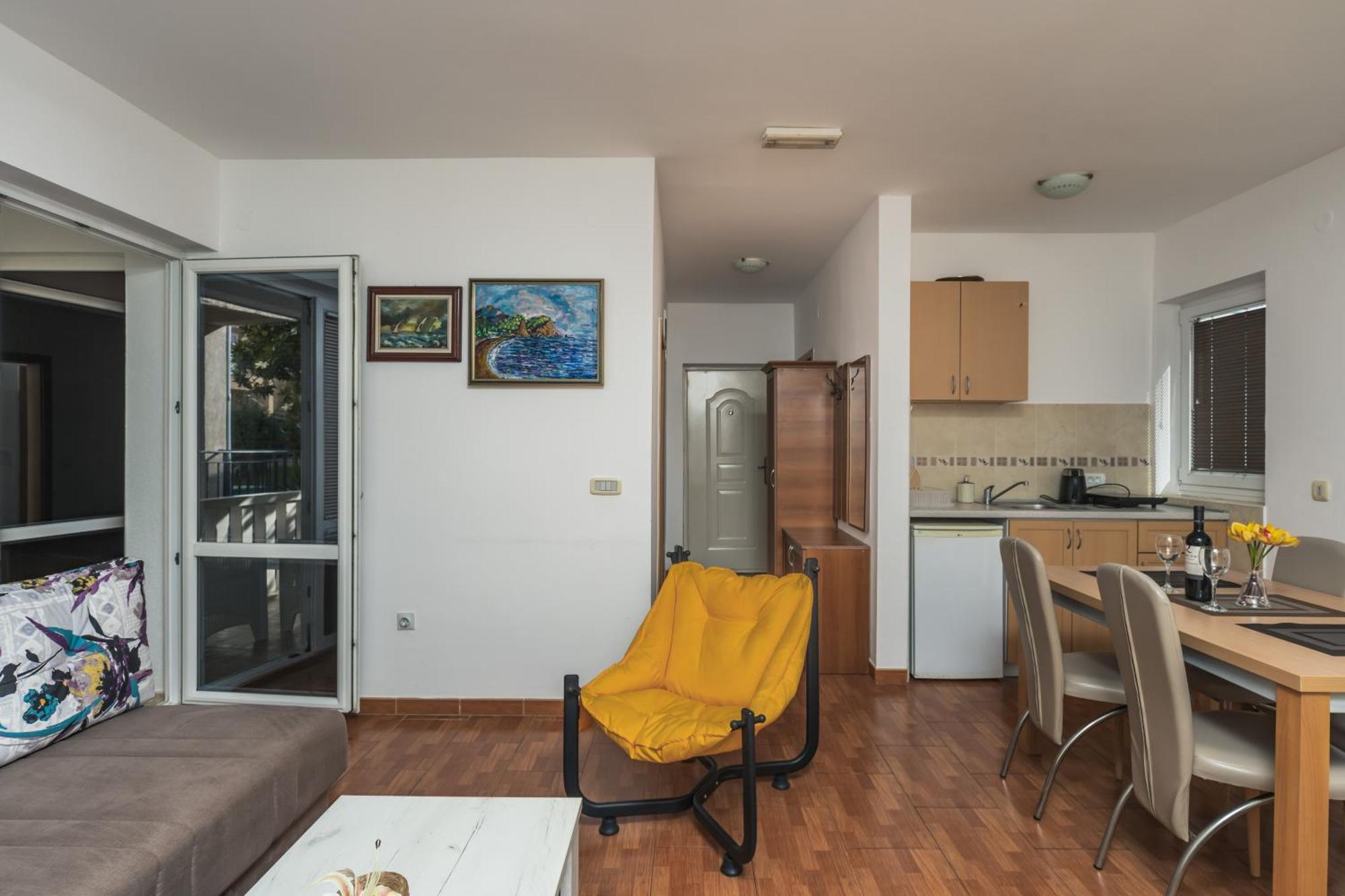 Apartments Franicevic Petrovac Екстер'єр фото
