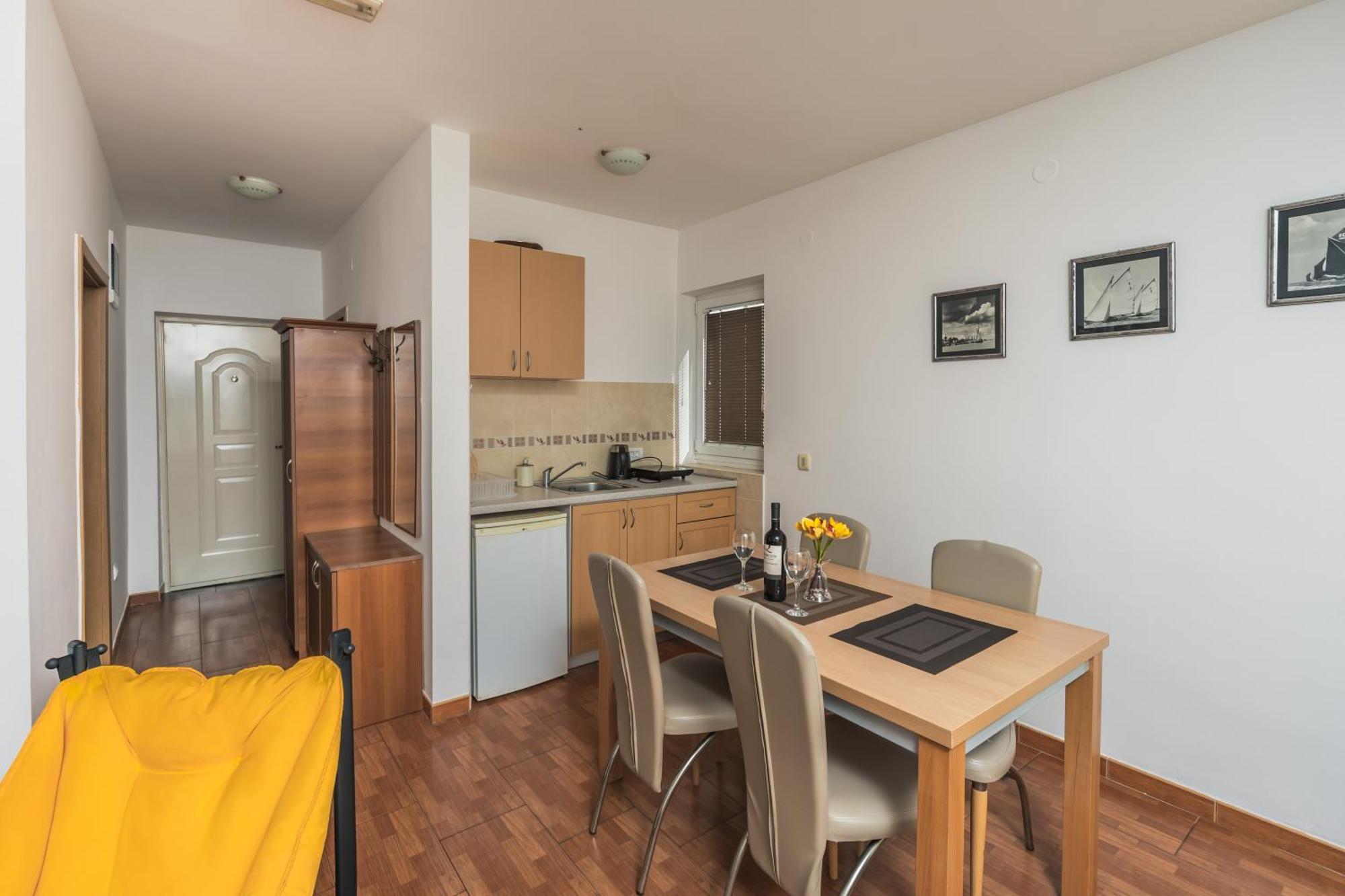 Apartments Franicevic Petrovac Екстер'єр фото
